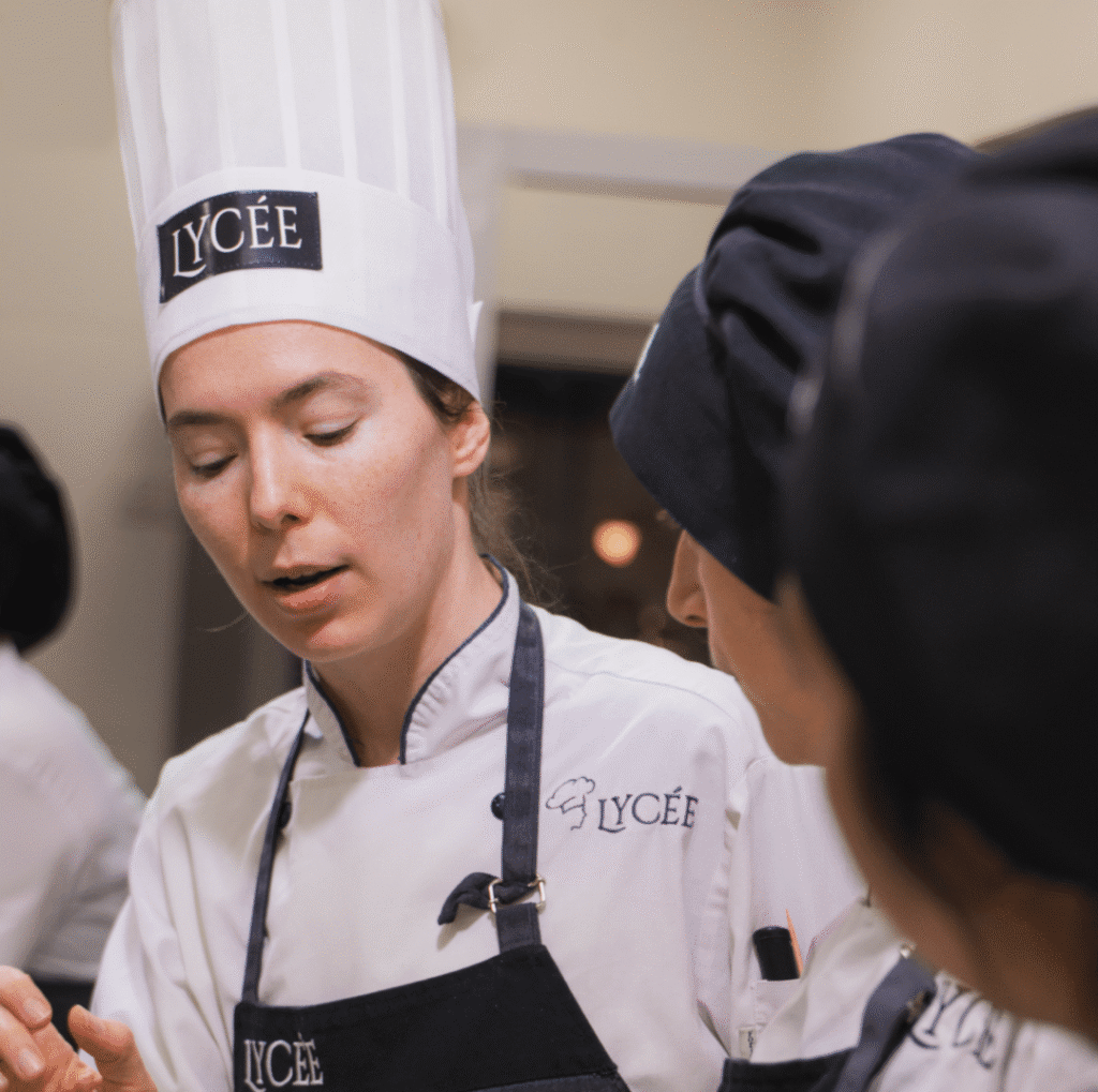 Alumna en clase de pastelería