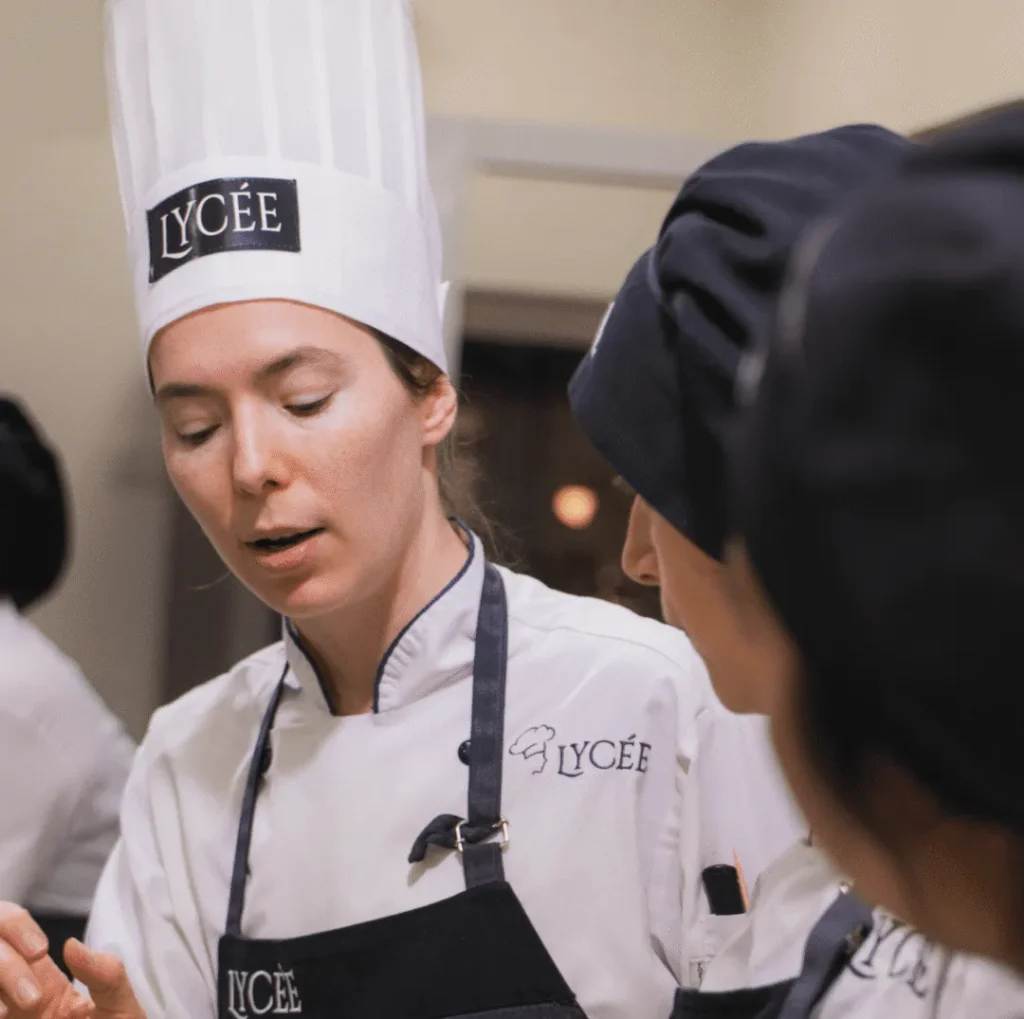 alumna-en-clase-de-pasteleria-w