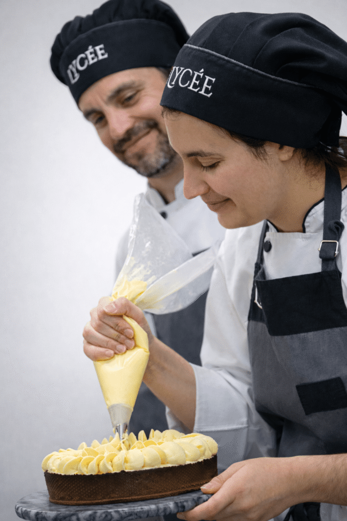 Alumna en práctica de pastelería