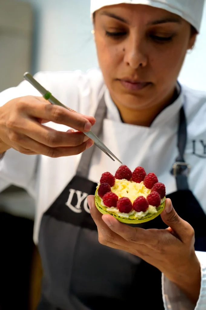 decoracion-de-postre-con-frutos-rojos-w