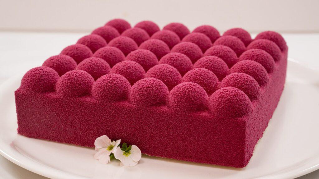 Entremet rosa con glaseado texturado