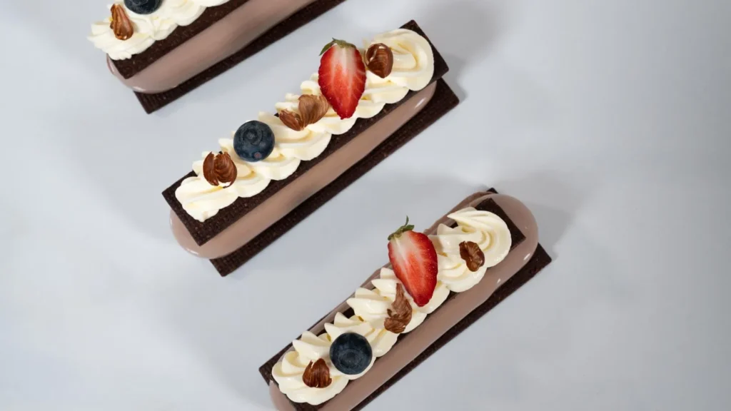 postre-de-chocolate-con-frutos-rojos-w
