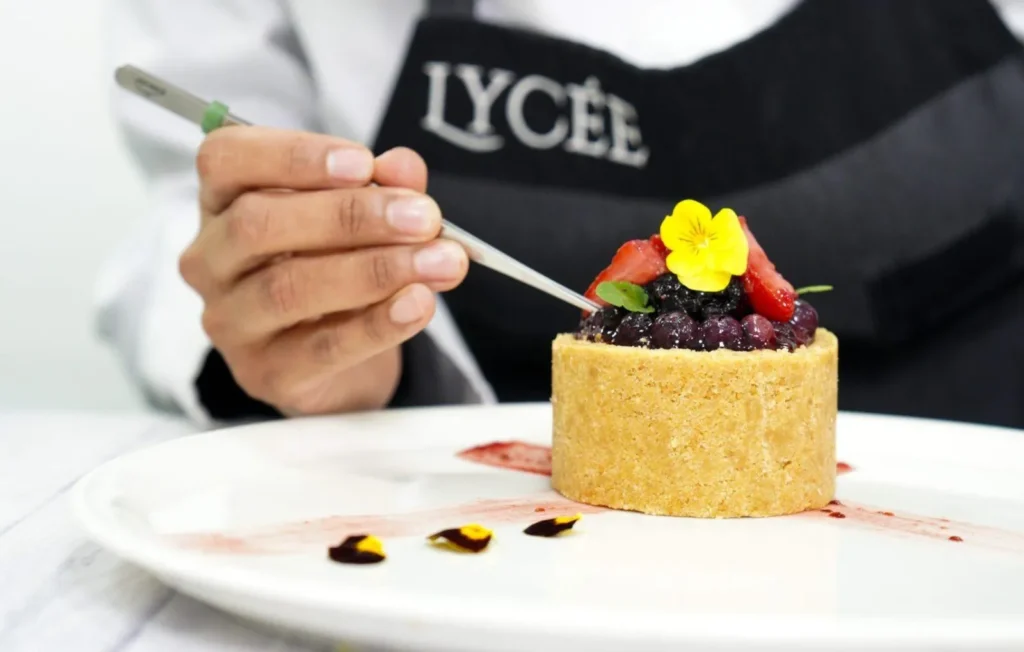 postre-individual-decorado-con-flor-w