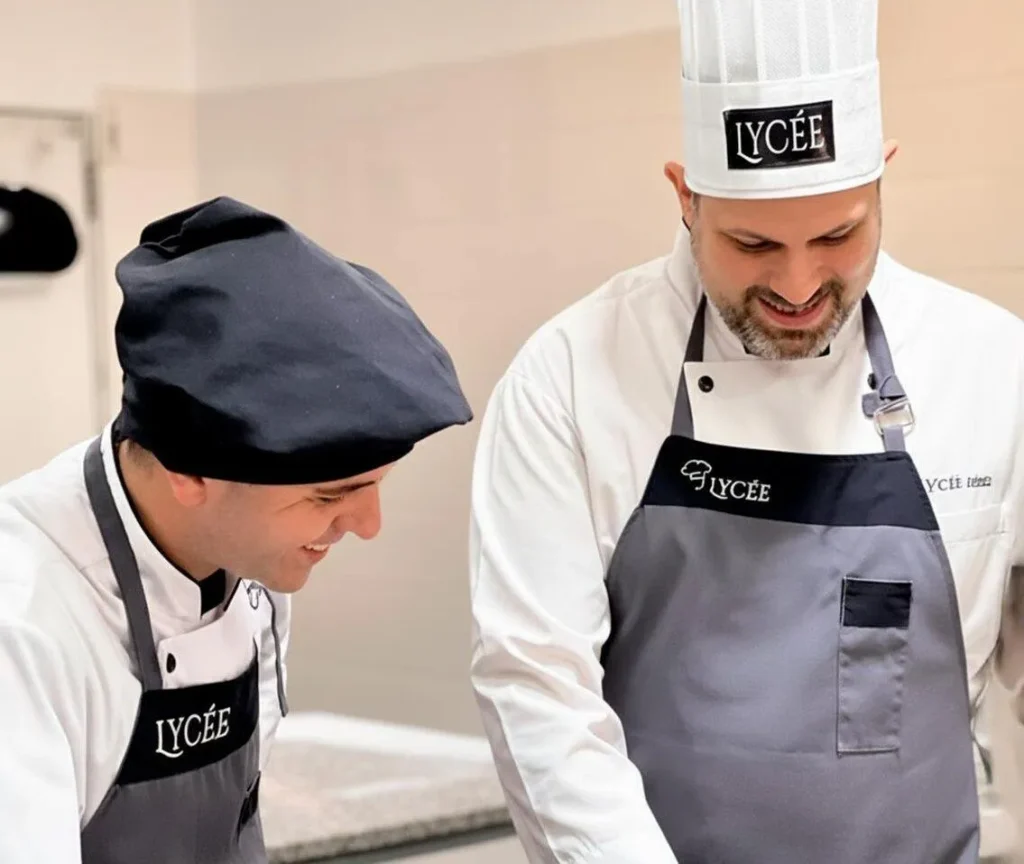 profesores-en-el-obrador-de-pasteleria-w