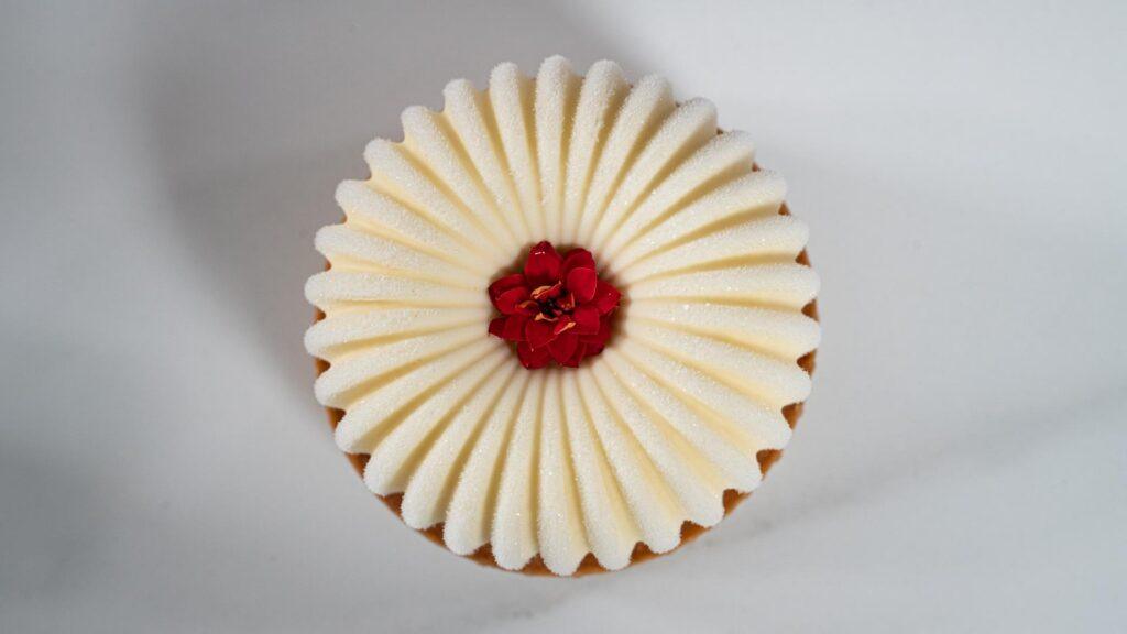 Tarta decorada con cereza