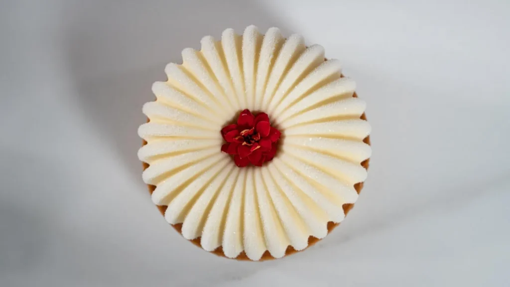 tarta-decorada-con-cereza-w